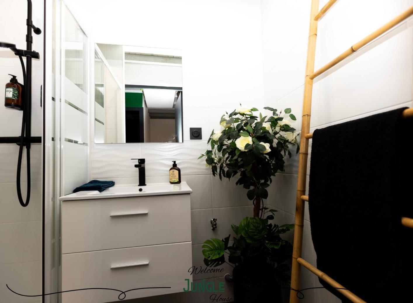 Maison "Jungle House" 90 M2 Billard, Retroprojecteur, Bar A Jeux , Vinyle, Wifi Fibre, Ideal Pro & Famille A Монбризон Екстериор снимка